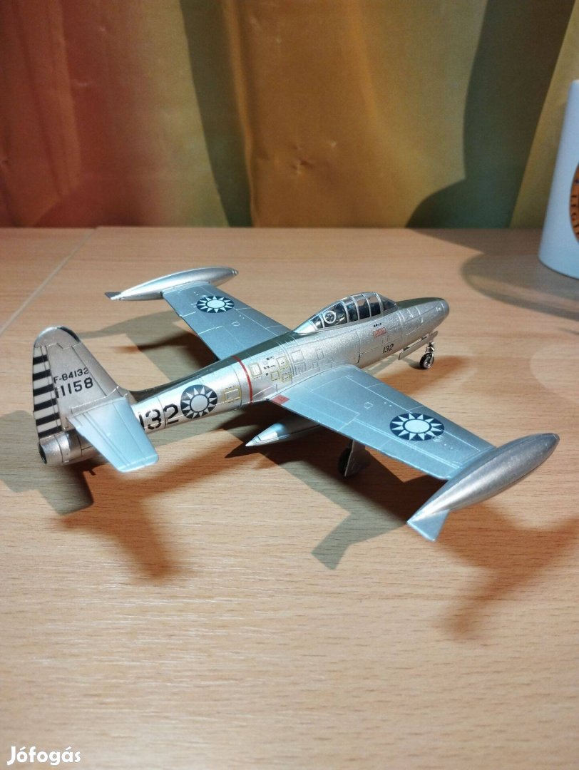 Republic F-84 Thunderjet vadászgép modell talppal