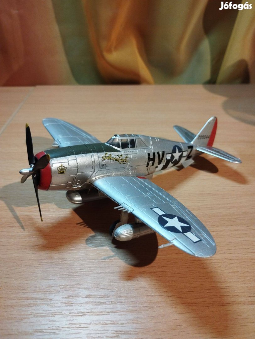 Republic P-47D Thunderbolt II.világháborús fém repülőgép modell + talp