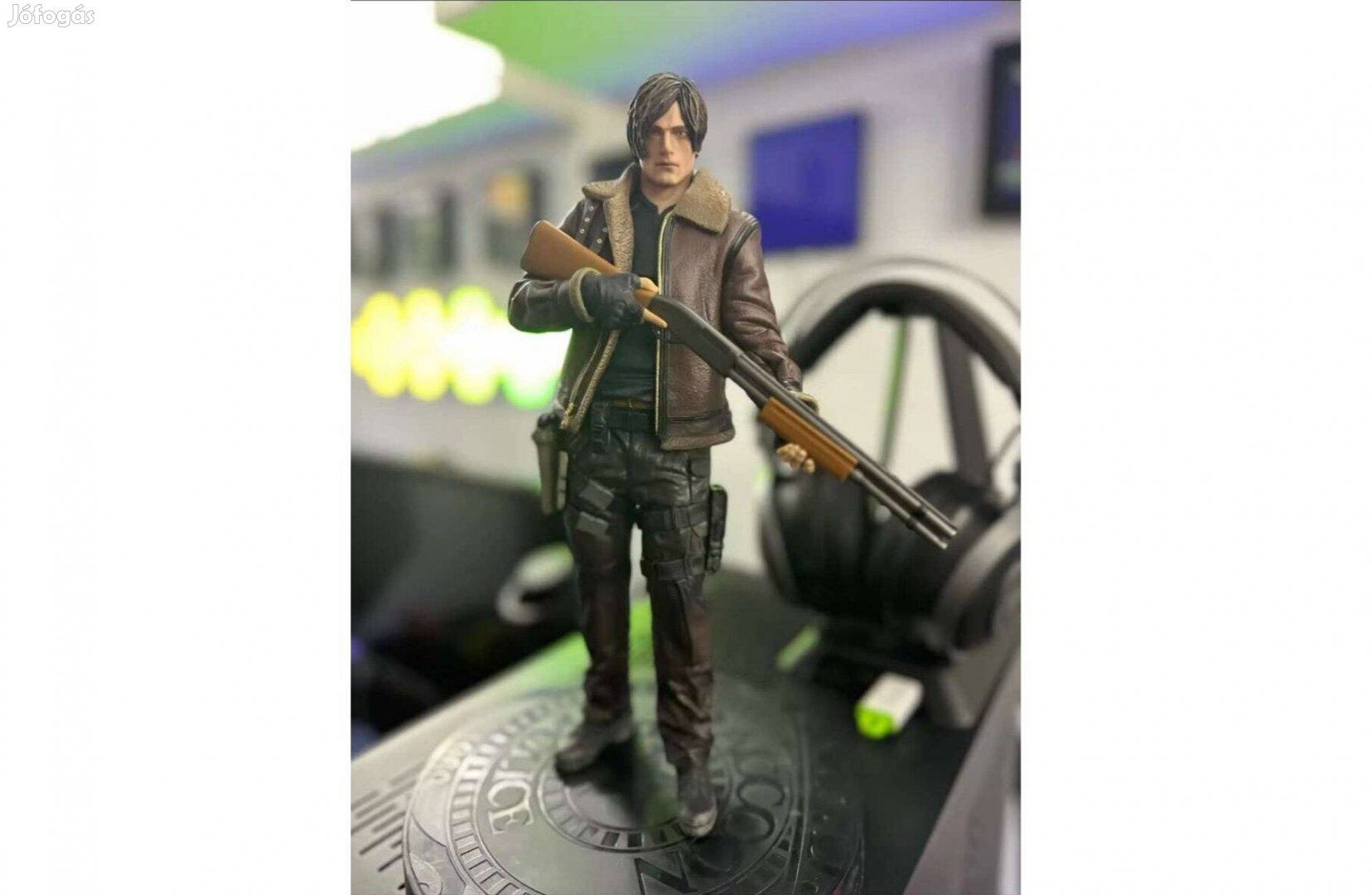 Resident Evil 4 Leon S.Kennedy szobor 33 cm talapzattal