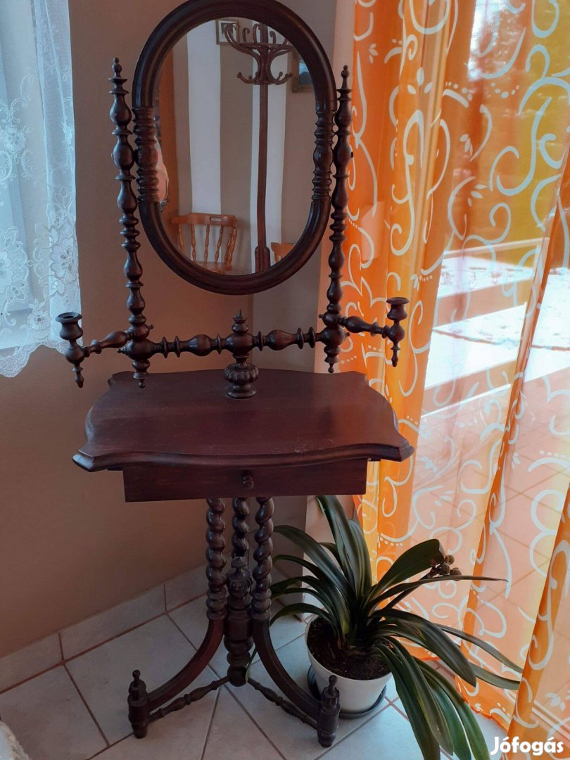 Restaurált antik Onémet fésülködő asztal 1800-as évekből