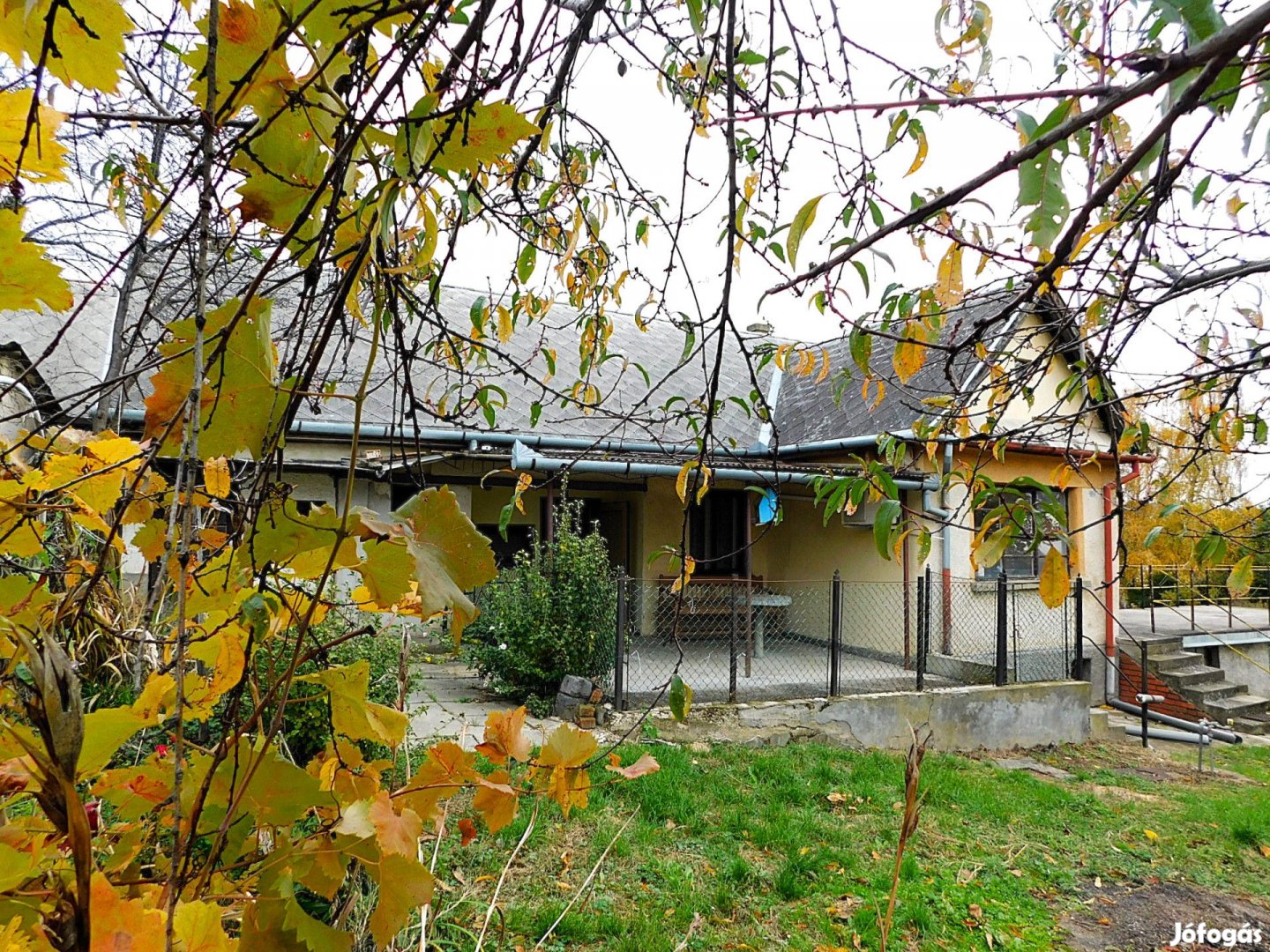 Részben BALATONI panorámás, központközeli családi ház,