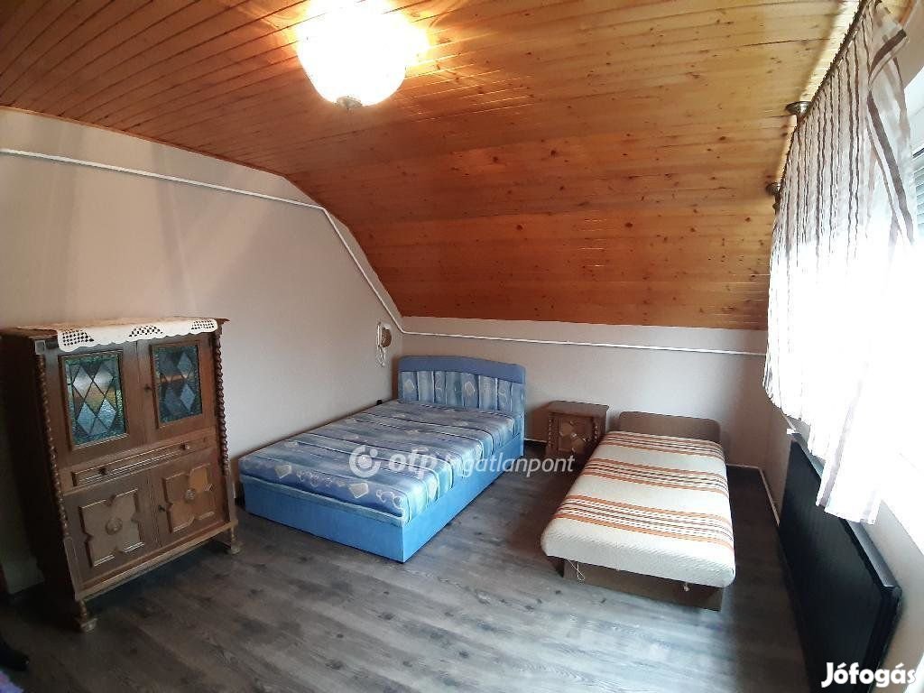 Részben balatoni panorámás családi ház eladó Balatonendréden