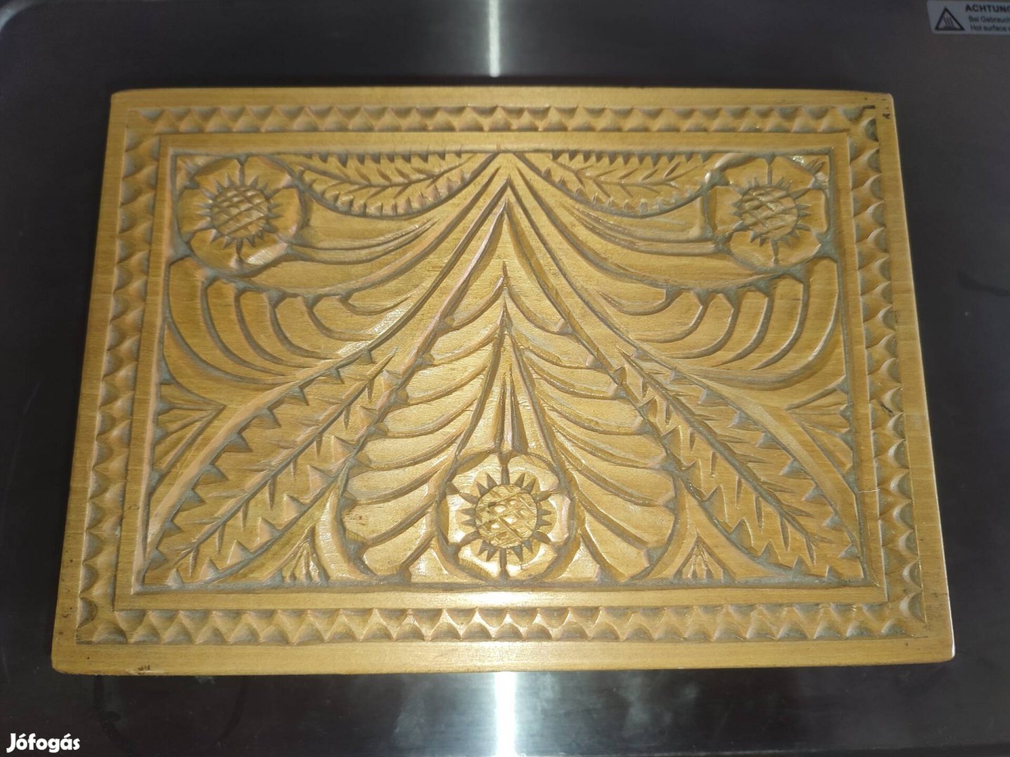 Részletesen faragott régi kis doboz