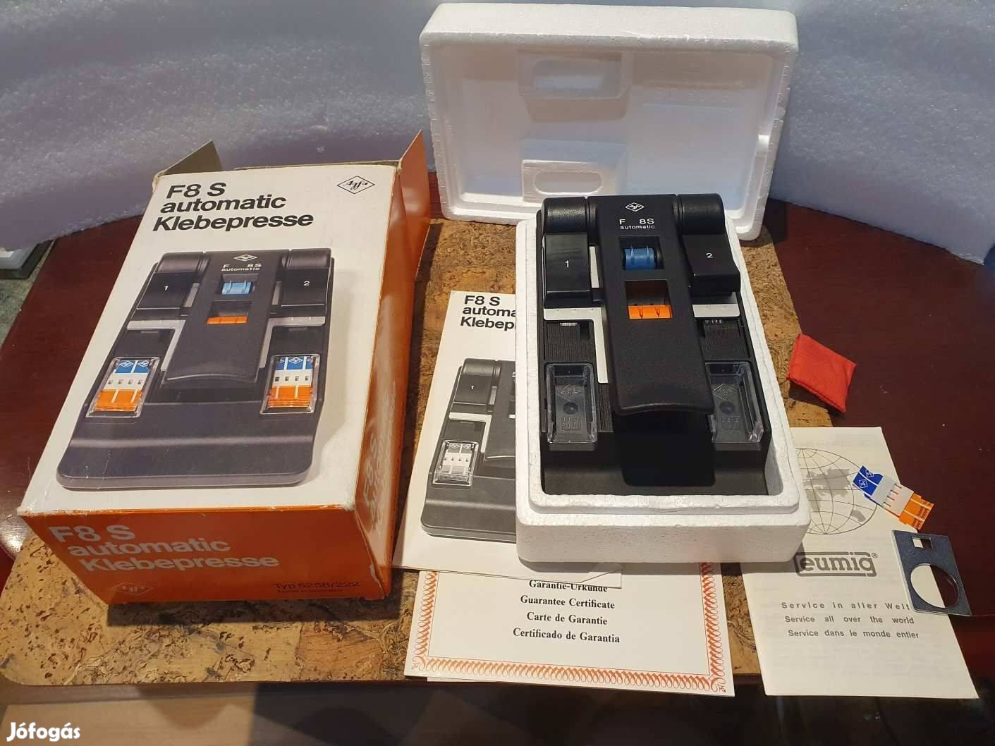 Retro 8mm-es filmvágó készülék nagyon drága papírjaival