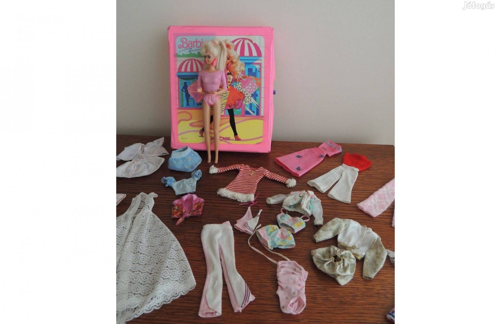 Retró Barbie börönd pink, régi Barbie ruhákkal