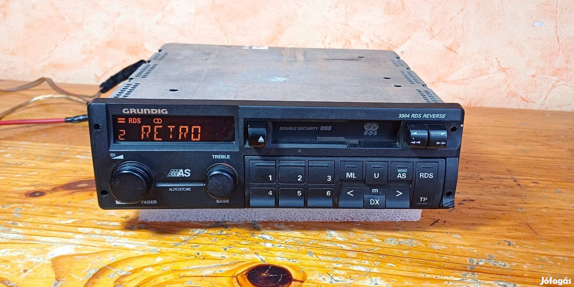 Retro Grundig kazettás autórádió 1995-ből 4×20W-os