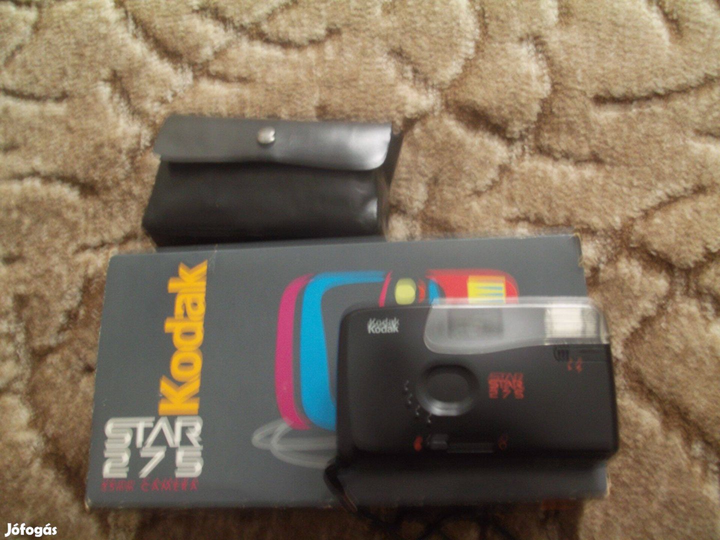 Retro Kodak fényképezőgép dobozában, filmkazettákkal