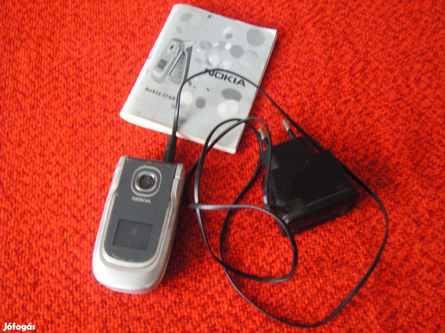 Retró Nokia telefon töltővel, tájékoztatóval. Gyűjtőknek