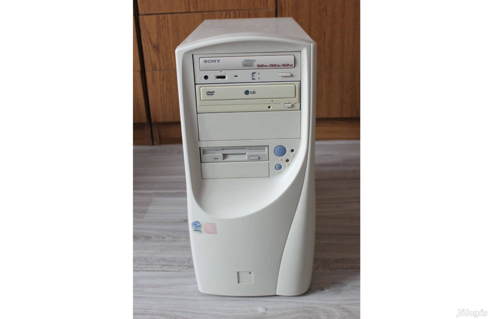 Retró PC 2003: 512 MB, 2 x HDD, 2 x DVD/CD, floppy, stb