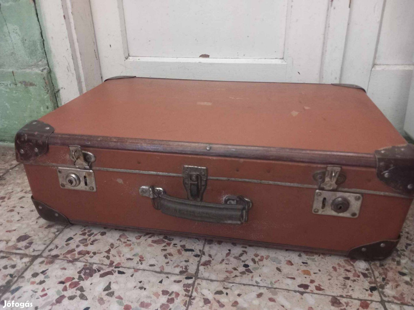 Retro, barna színű, kulccsal zárható utazó bőrönd