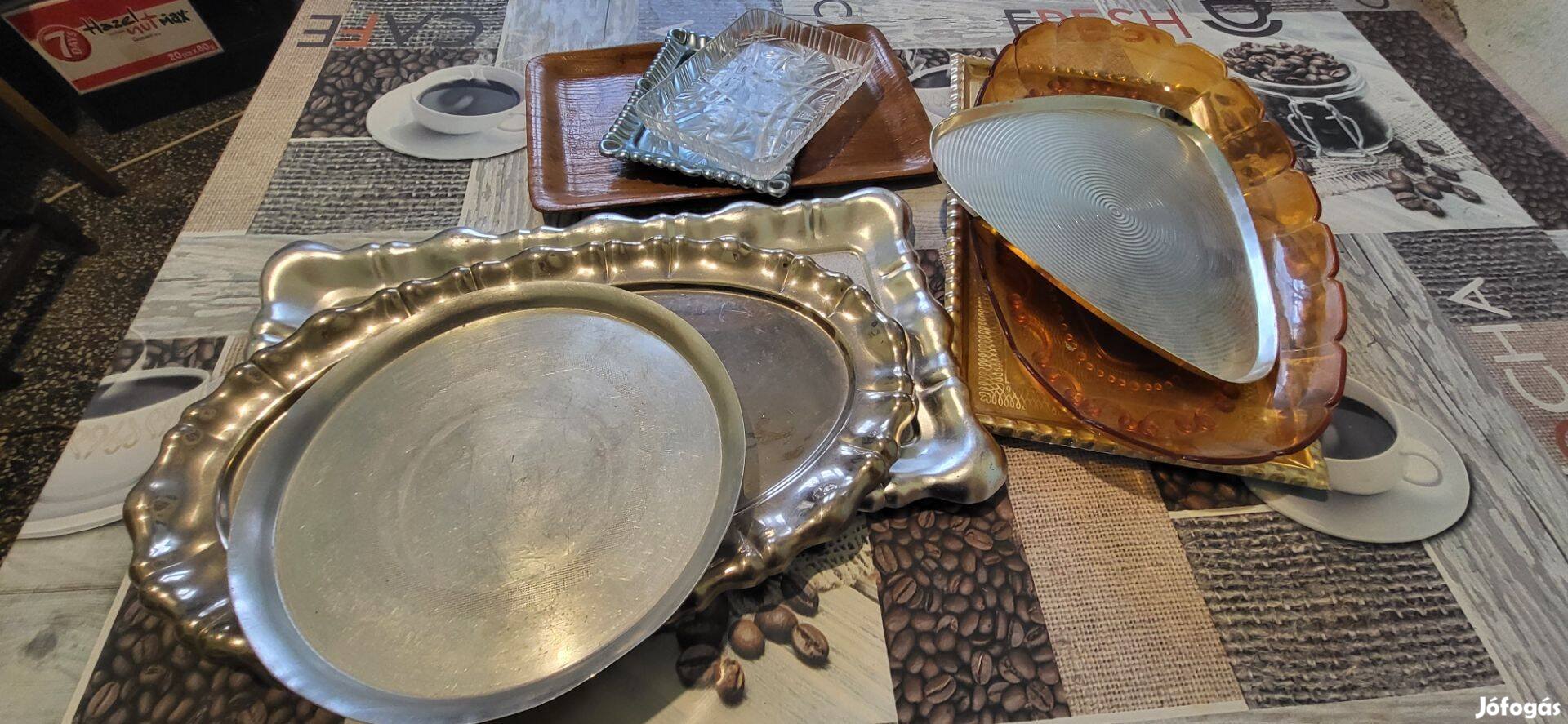 Retro, fém, műanyag, fa tálcák