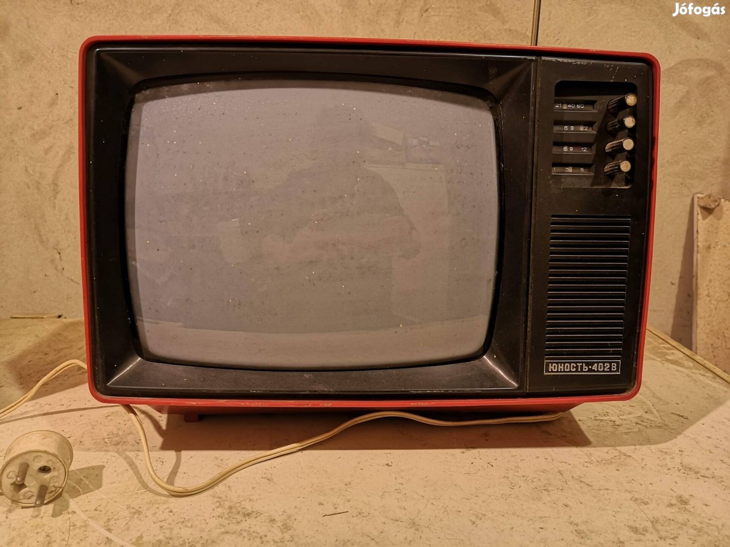 Retro, vintage piros Junoszt 402BC televízió