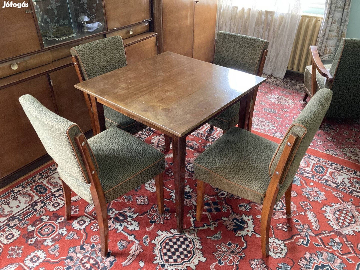 Retro asztal párnázott székekkel 