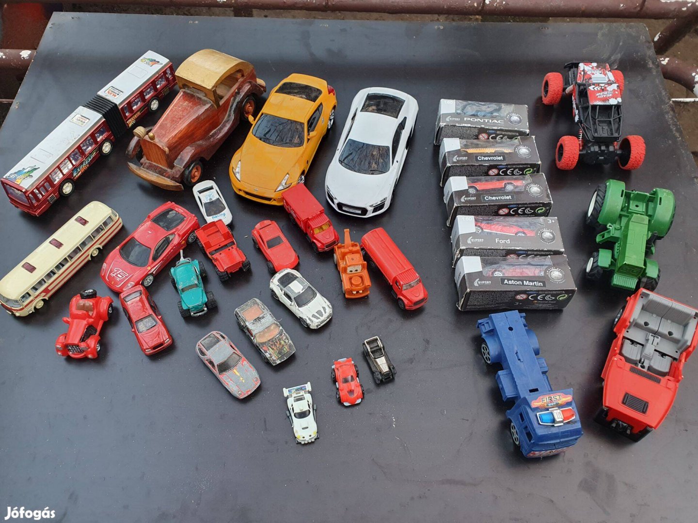 Retró autók, matchboxok, miniatűr járművek gyűjtemény + ajándék