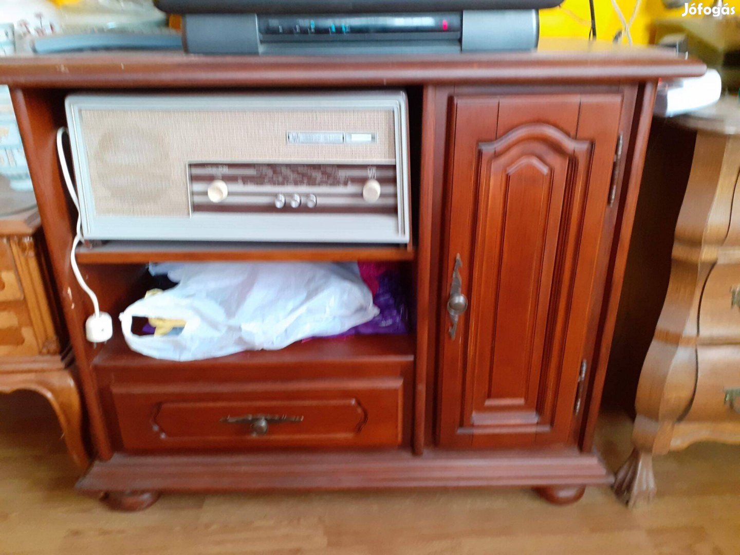 Retro barokk jellegű kisebb szekrény TV tartó