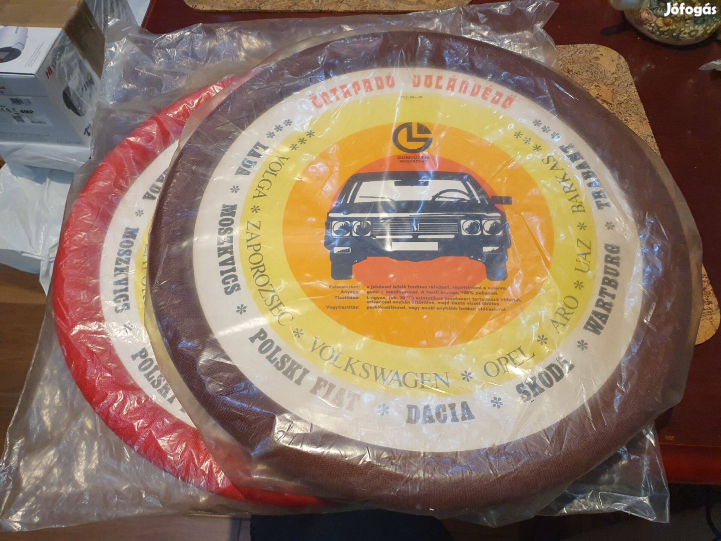 Retro bontatlan autós öntapadós univerzális kormányvédő a keleti blokk