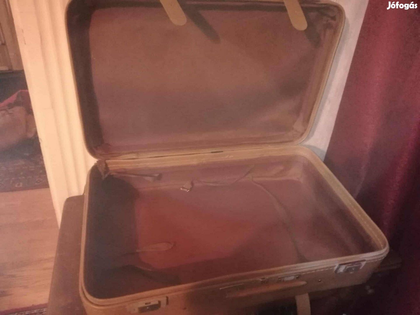 Retro bőröndök , nagyon szép állapotban . 5000,-darab