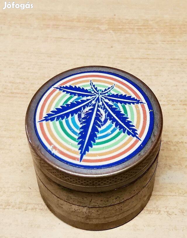 Retro élvezeticikk előkészítő daráló eszköz. Gyűjteménybe