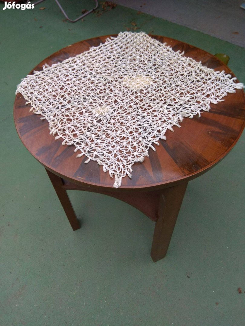 Retró fa asztal körasztal