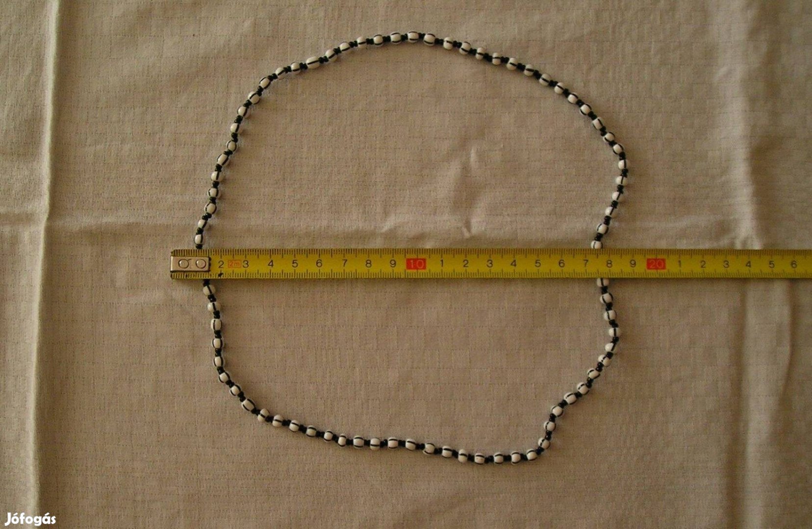 Retro fekete-fehér bizsulánc