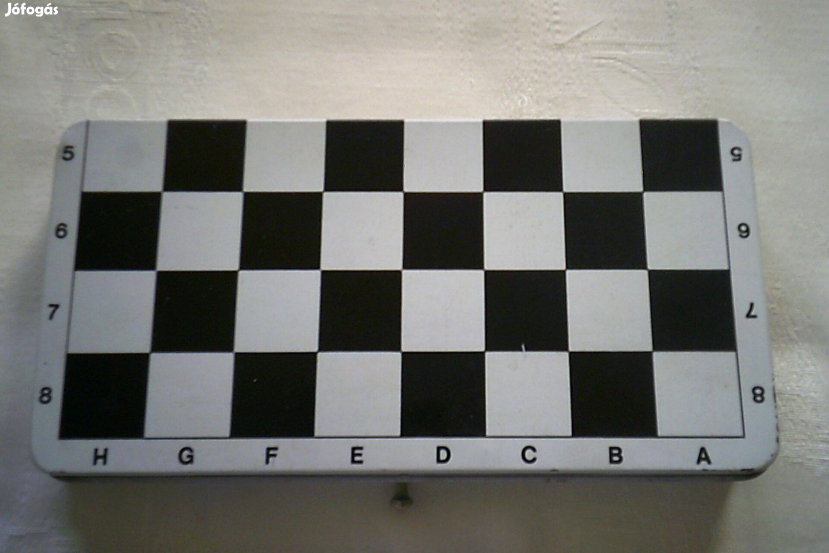 Retro fekete fehér fém zárható sakk doboz bábukkal