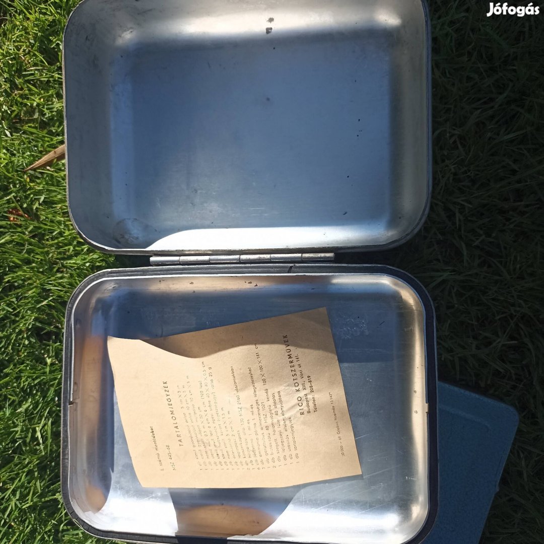 Retró fém mentőláda 