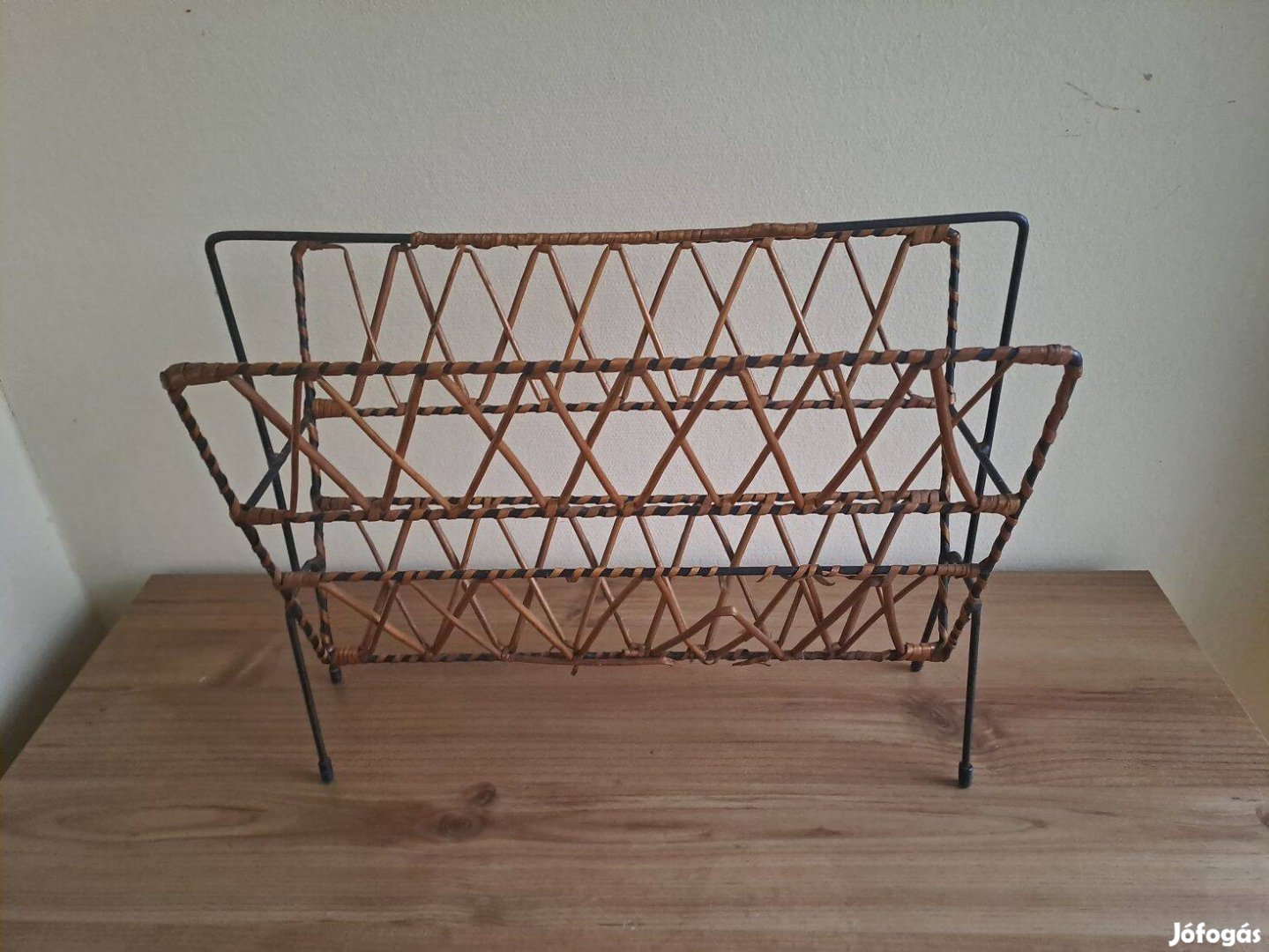 Retro fém újságtartó rattan fonással