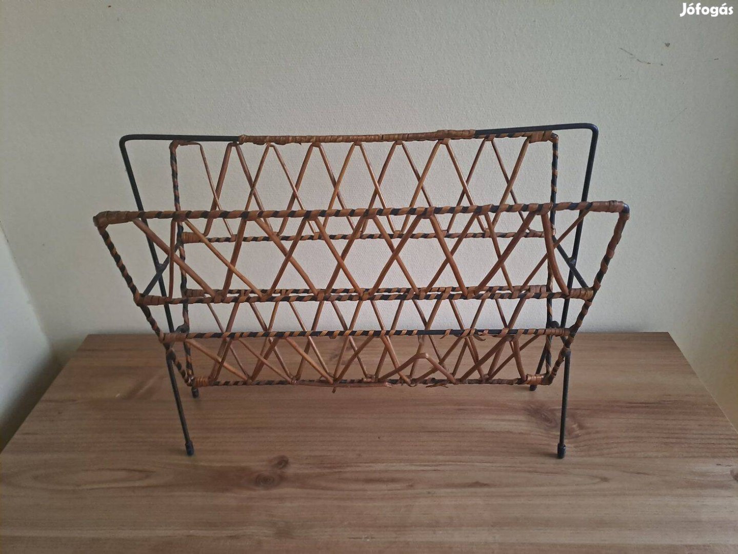 Retro fém újságtartó rattan fonással