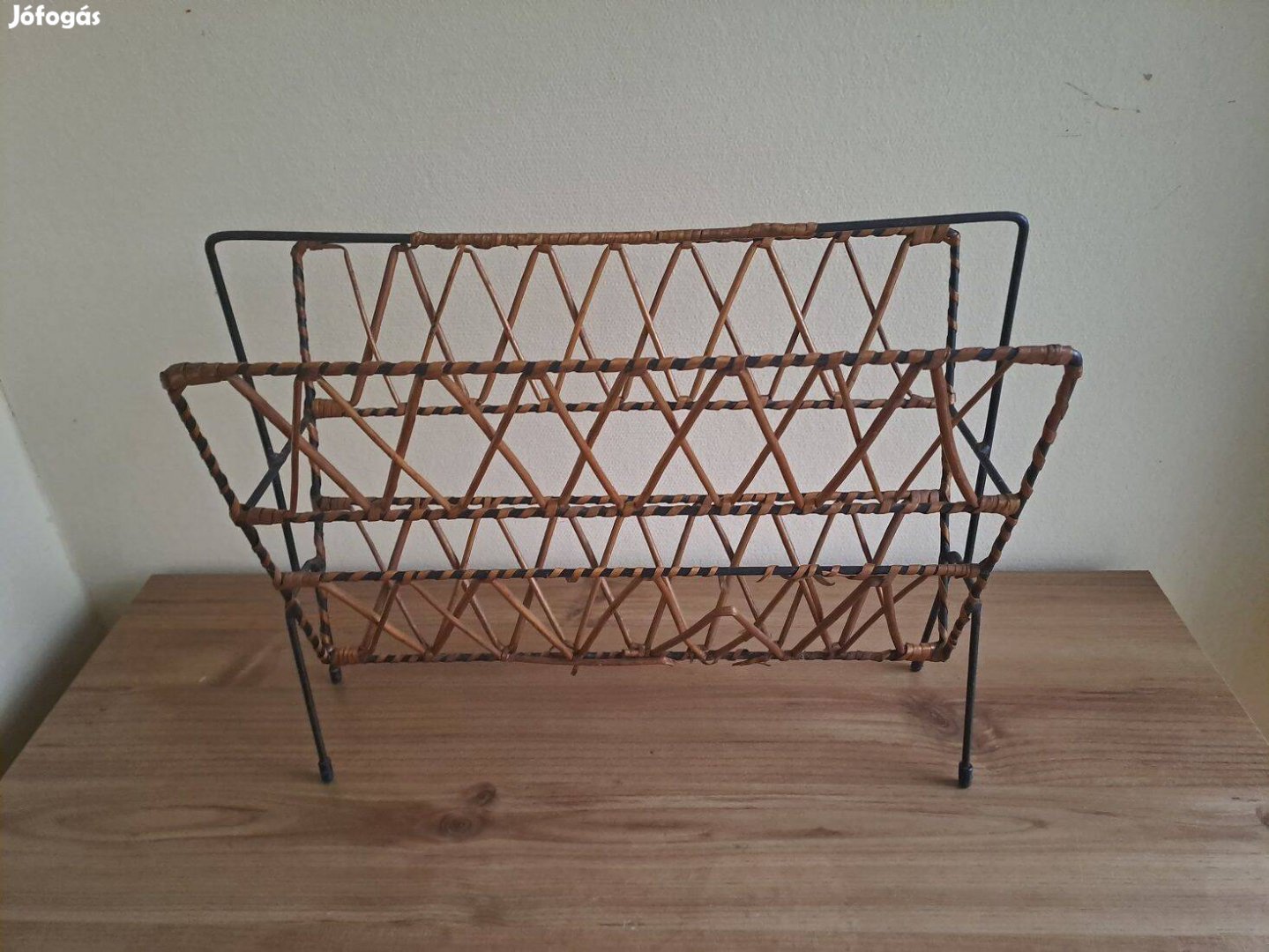 Retro fém újságtartó rattan fonással