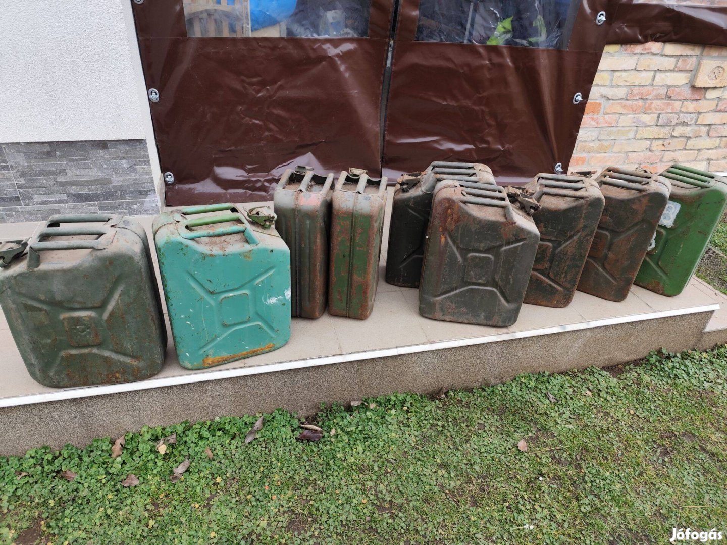 Retró fém üzemanyagos kannák Jerrycan