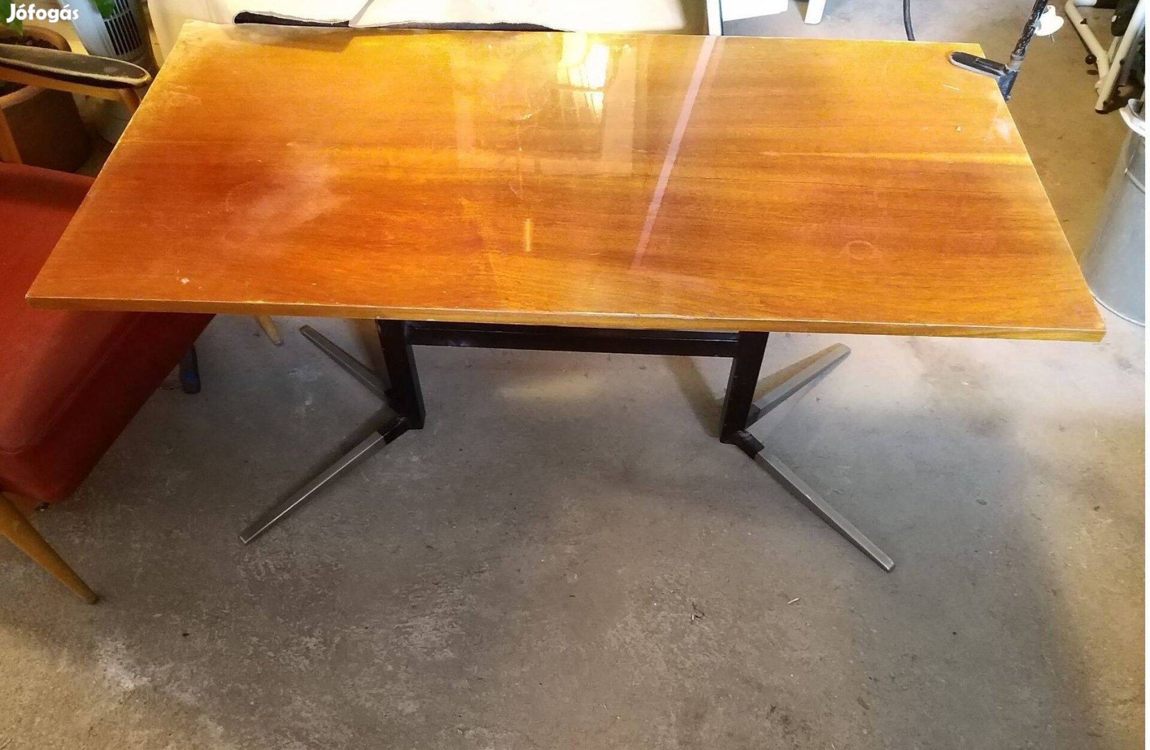 Retro fémlábas, állítható magasságú asztal