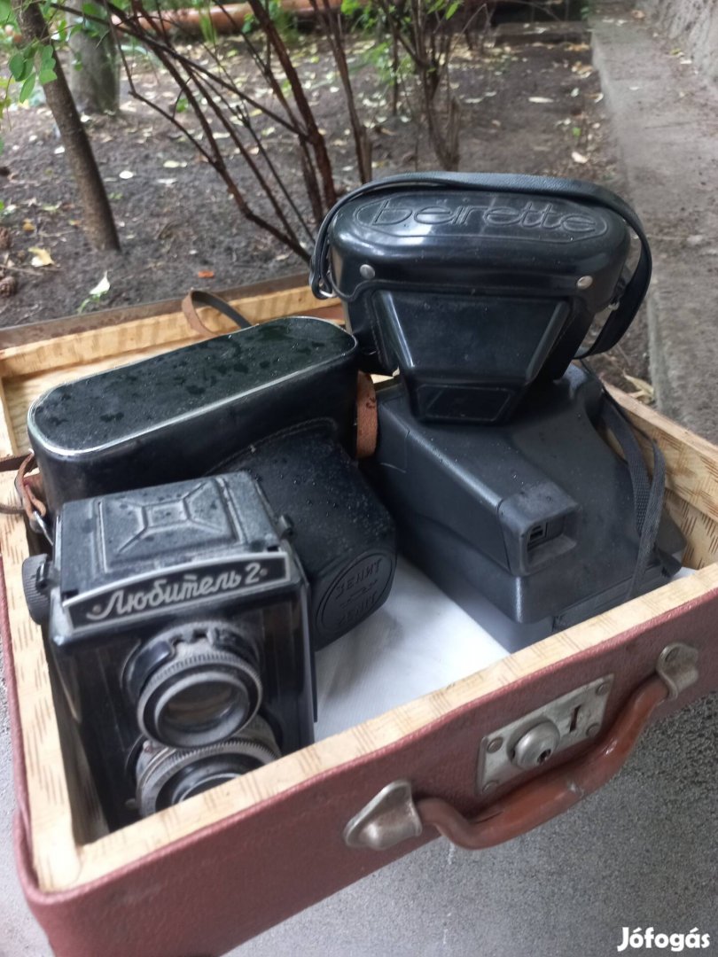 Retró fényképezőgépek eladók retró bőröndben