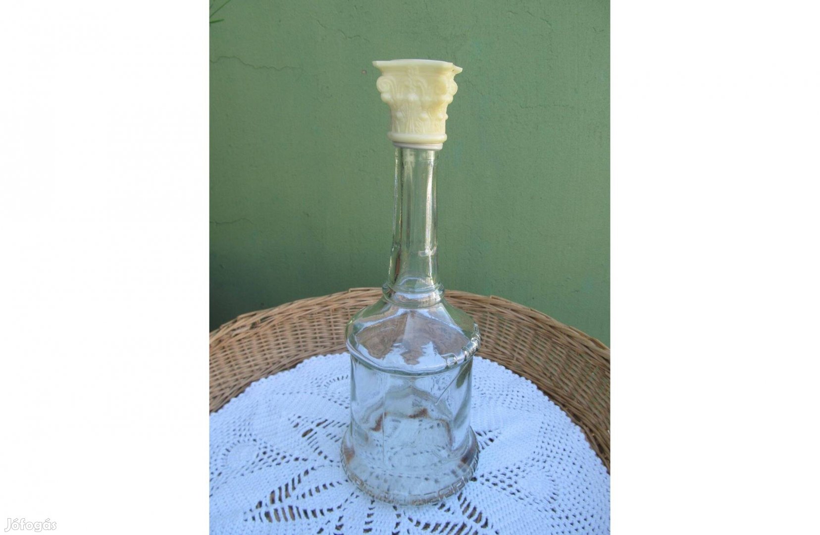 Retro görögoszlopos konyakos üveg