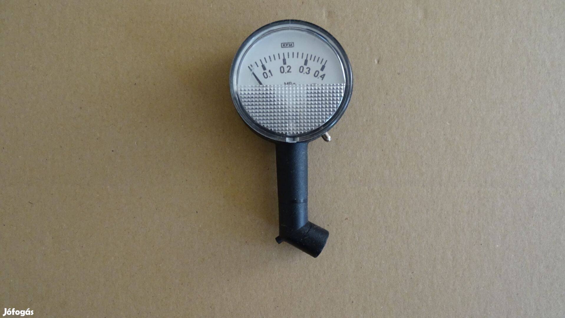 Retro gumiabroncs nyomásmérő