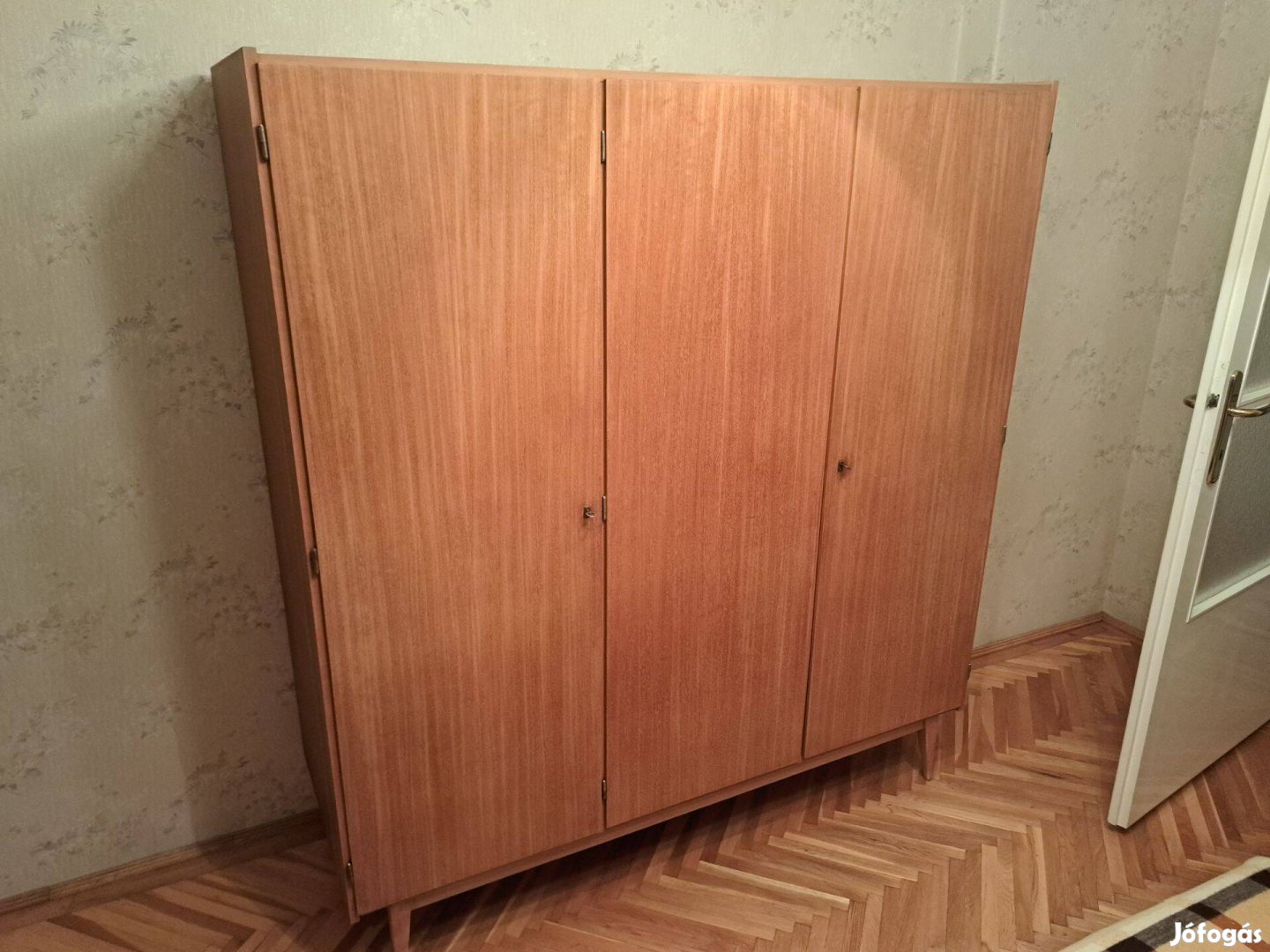 Retro háromajtós szekrény