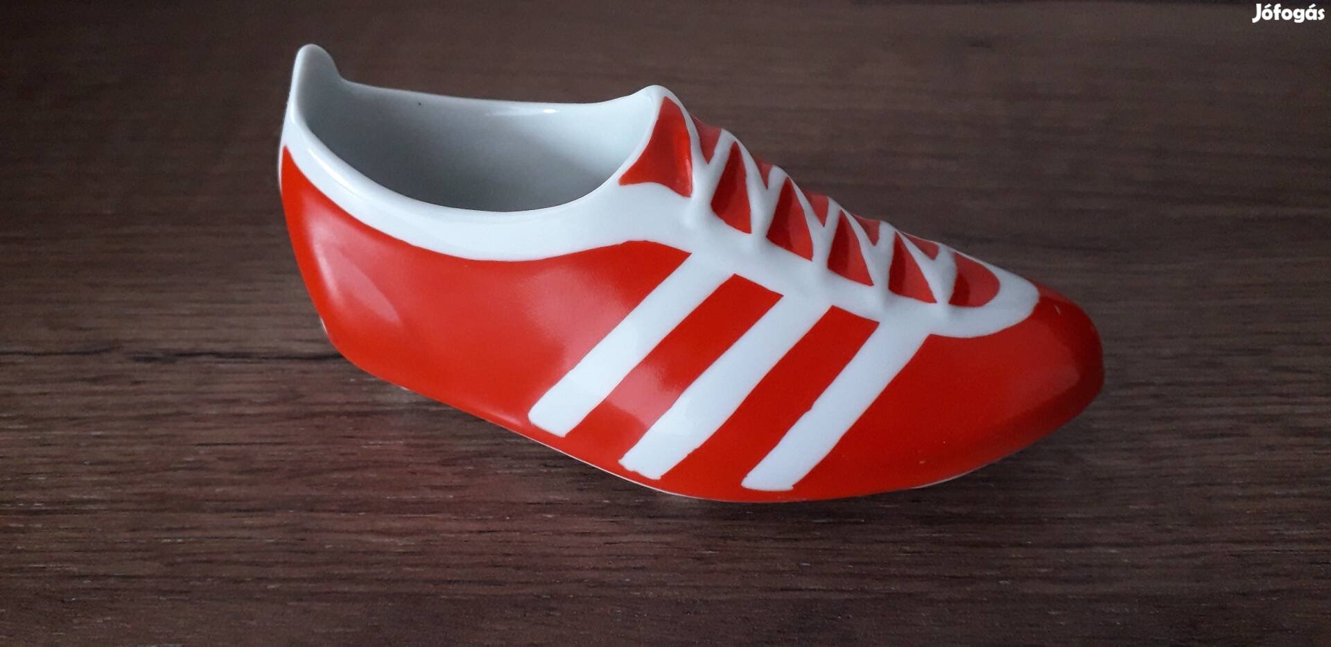 Retro hollóházi porcelán piros-fehér stoplis cipő figura.