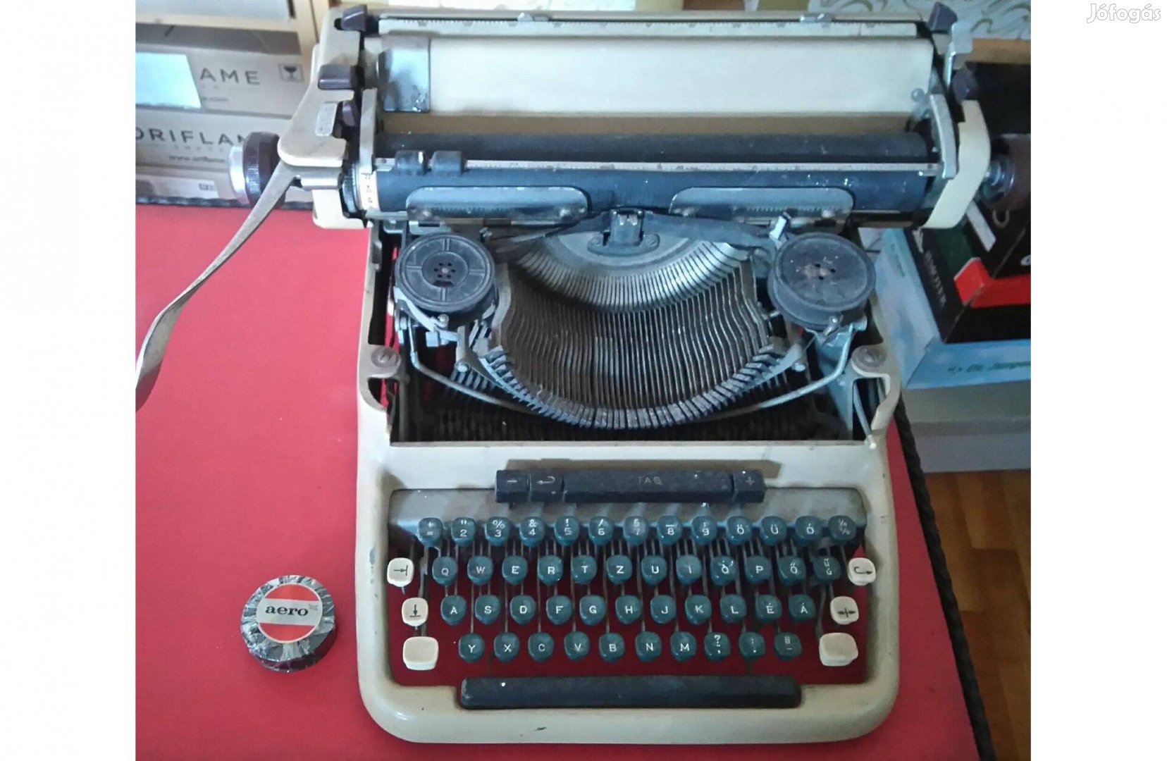 Retro írógép, bontatlan csomagolású tartalék szalaggal
