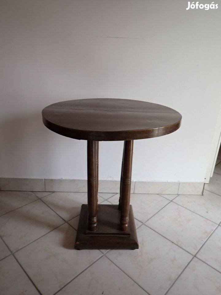 Retro kerek asztalok
