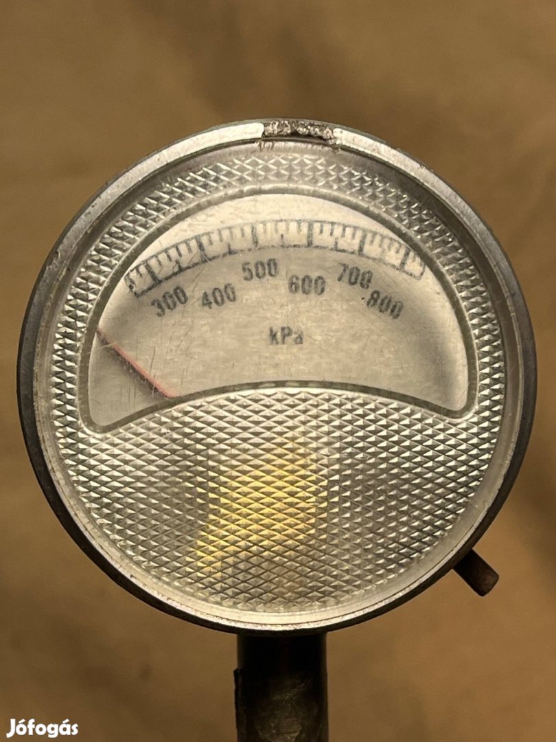 Retro keréknyomásmérő