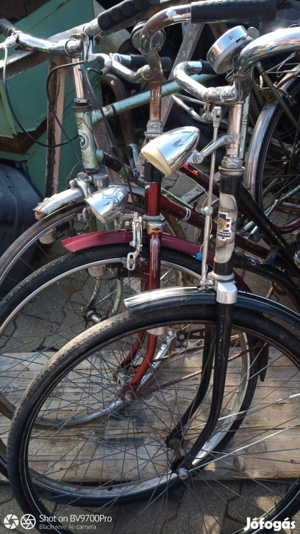 Retro kerékpárok virágtartónak,vagy javításra 