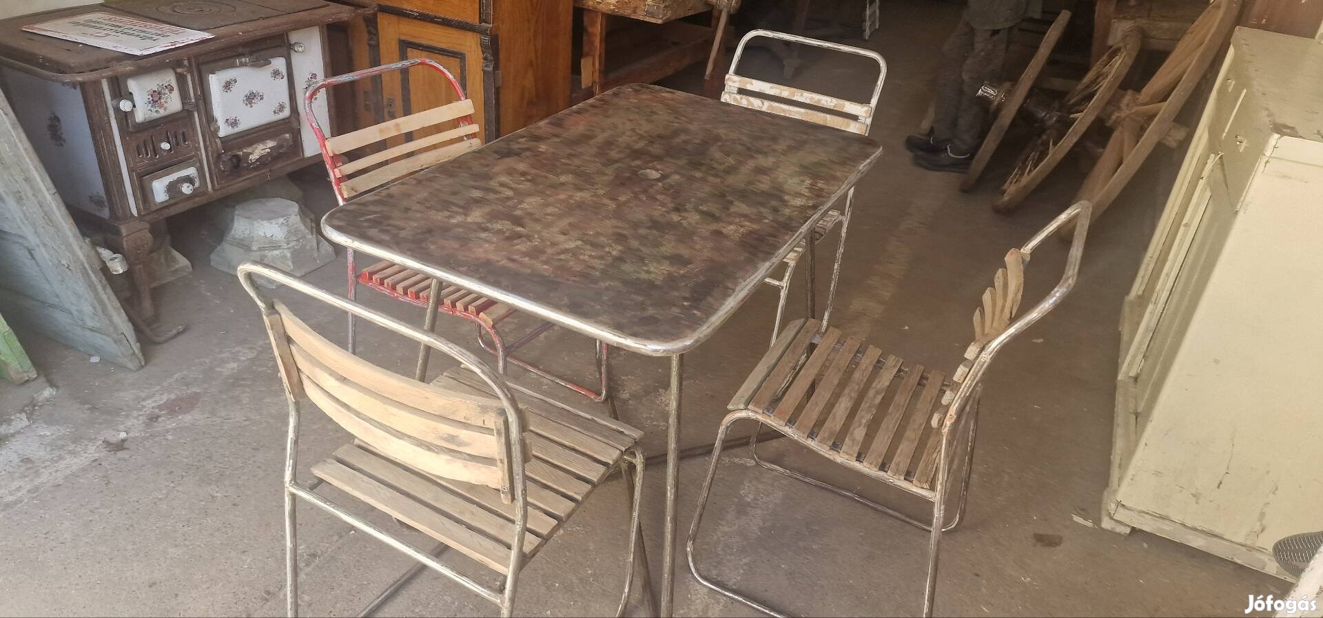 Retro kerti garnitúra régi kocsma éttermi asztalok csővázas  szett