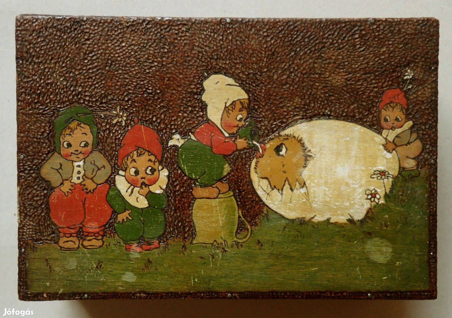 Retró kézzel készített festett Jelzett vésett mesefigurás fa doboz