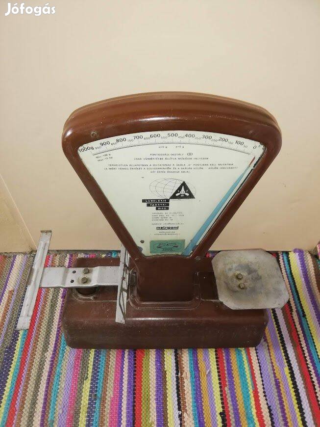 Retro közérti mérleg ritkábban előforduló barna színben