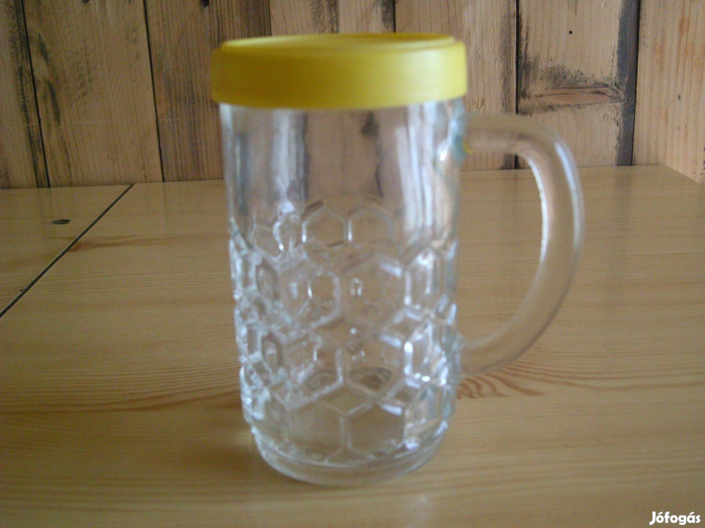 Retró mézes pohár-korsó, vastag darázsfészkes üveg tetejével 12x6,5 cm