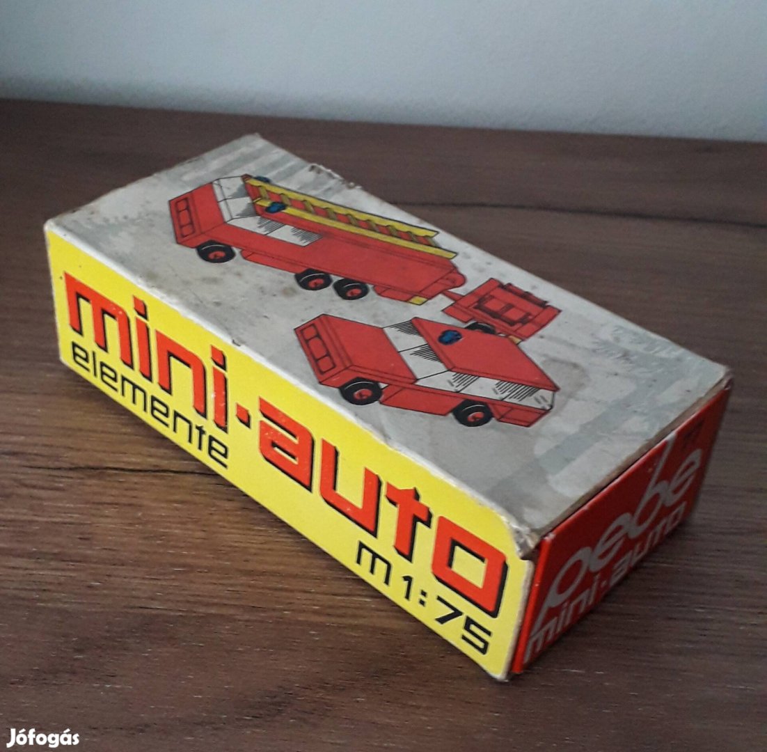 Retro mini-auto saját dobozában. 