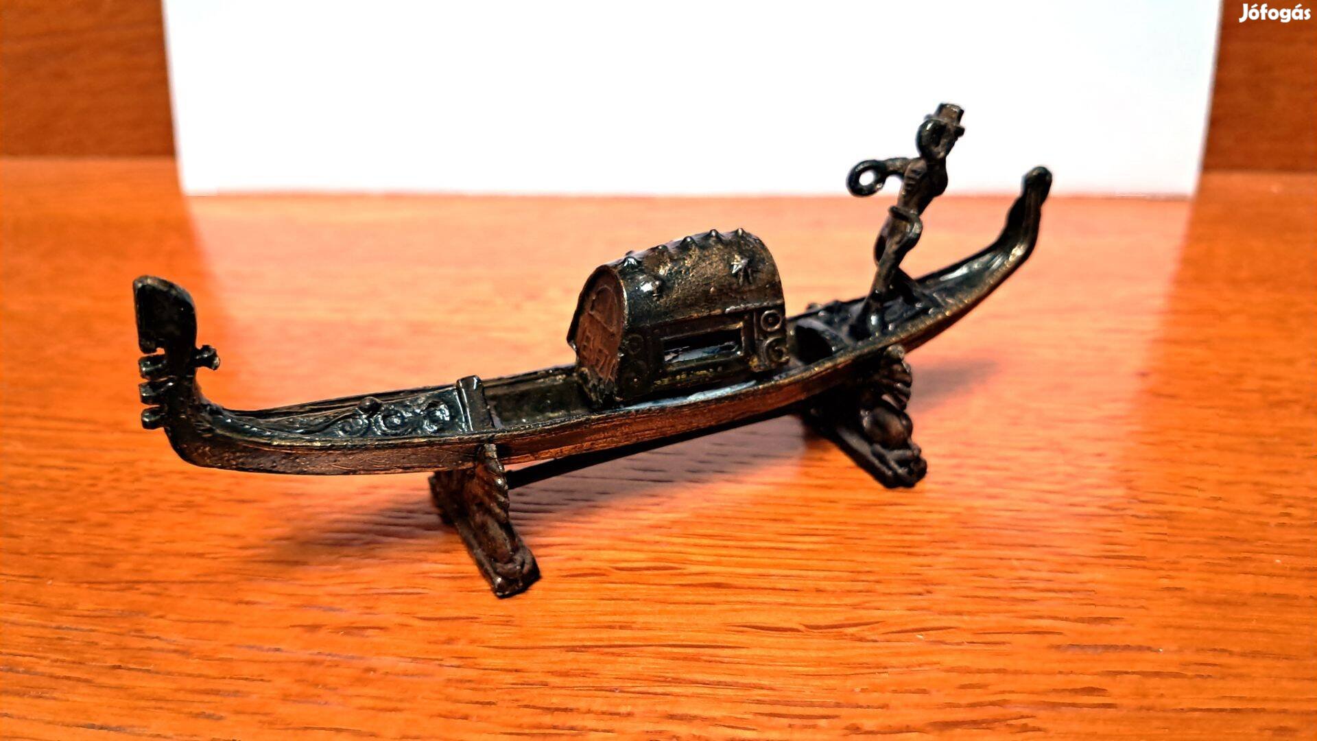 Retro miniatűr velencei gondola