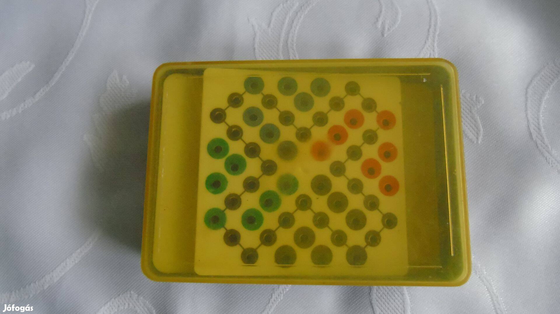 Retro műanyag dobozban bütykös Ki nevet a végén? úti