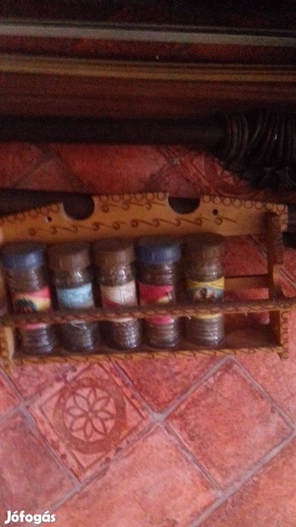 Retro népművészeti fa fűszertartó az eredeti fűszerekkel