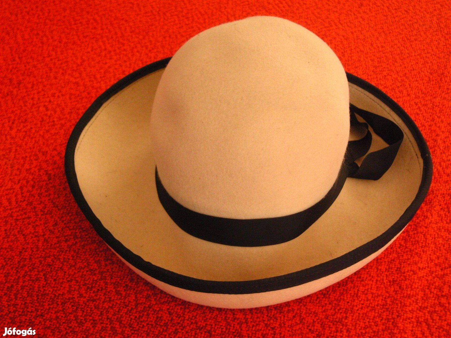 Retró női kalap, bézs posztó kalap bársony masnival