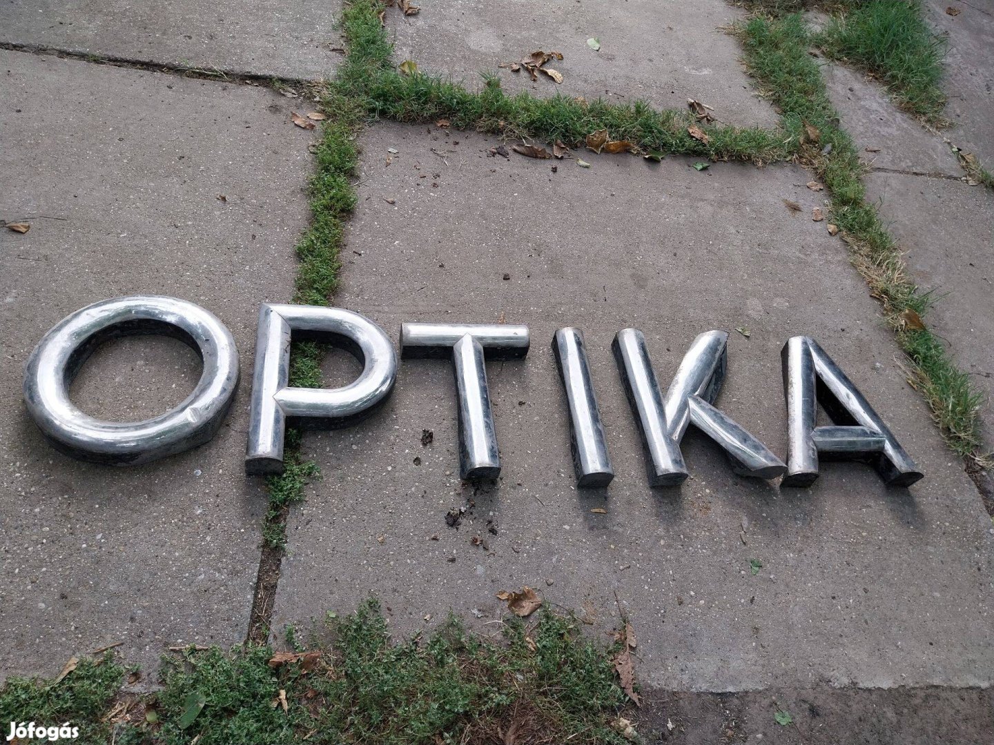 Retró optika homlokzati felírat krómozott alu lemez betűk